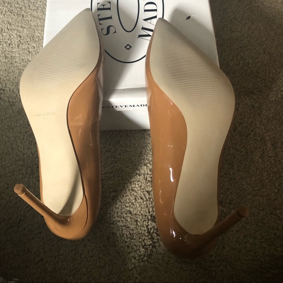 Steve Madden Vala Pump Sized 9, Fit Like 8 - Picture 3 of 5